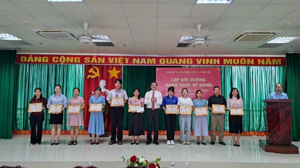 Hiển thị chi tiết cho Đảng ủy UBND tỉnh bế giảng lớp nhận thức về Đảng năm 2025 Hình ảnh cho bài viết Đảng ủy UBND tỉnh bế giảng lớp nhận thức về Đảng năm 2025