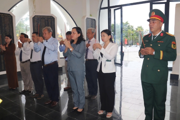 Hiển thị chi tiết cho Phú Hòa: dâng hương nhân kỷ niệm 80 năm Ngày thành lập lực lượng vũ trang tỉnh Hình ảnh cho bài viết Phú Hòa: dâng hương nhân kỷ niệm 80 năm Ngày thành lập lực lượng vũ trang tỉnh