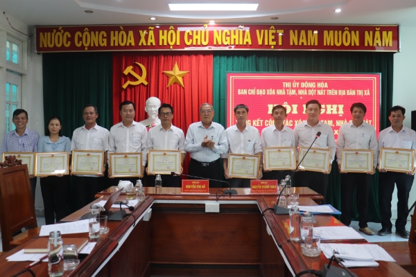 Hiển thị chi tiết cho Đông Hoà: Khen thưởng 25 tập thể, cá nhân có thành tích trong công tác xoá nhà tạm năm 2025 Hình ảnh cho bài viết Đông Hoà: Khen thưởng 25 tập thể, cá nhân có thành tích trong công tác xoá nhà tạm năm 2025