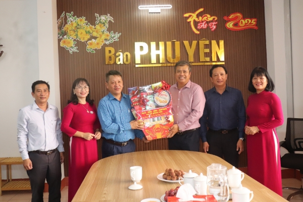 Hiển thị chi tiết cho Thăm chúc mừng các cơ quan báo chí nhân kỷ niệm 100 năm Ngày Báo chí cách mạng Việt Nam 21/6  Hình ảnh cho bài viết Thăm chúc mừng các cơ quan báo chí nhân kỷ niệm 100 năm Ngày Báo chí cách mạng Việt Nam 21/6