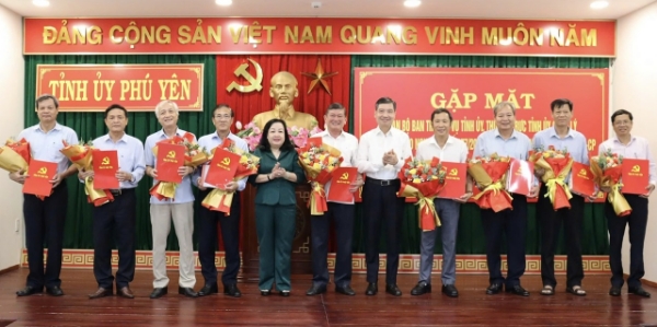 Hiển thị chi tiết cho Trao quyết định nghỉ hưu cho 49 cán bộ diện Ban Thường vụ Tỉnh ủy, Thường trực Tỉnh ủy quản lý Hình ảnh cho bài viết Trao quyết định nghỉ hưu cho 49 cán bộ diện Ban Thường vụ Tỉnh ủy, Thường trực Tỉnh ủy quản lý