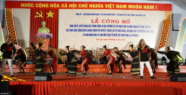 Hiển thị chi tiết cho Đặc sắc chương trình nghệ thuật “Đắk Lắk - Phú  Yên một dải non sông, một tấm lòng” Hình ảnh cho bài viết Đặc sắc chương trình nghệ thuật “Đắk Lắk - Phú  Yên một dải non sông, một tấm lòng”