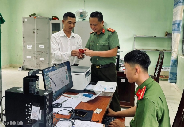 Hiển thị chi tiết cho Ban Bí thư yêu cầu tất cả đảng viên đổi thẻ đảng trước 2/9 Hình ảnh cho bài viết Ban Bí thư yêu cầu tất cả đảng viên đổi thẻ đảng trước 2/9